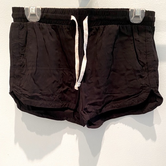 Ardene โข Black mini short with elastic waist - Picture 3 of 7